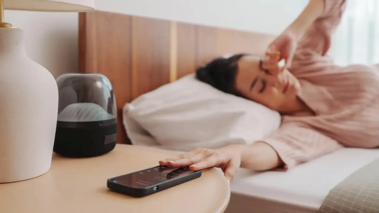 Una mujer pospone su alarma. / RR. SS.
