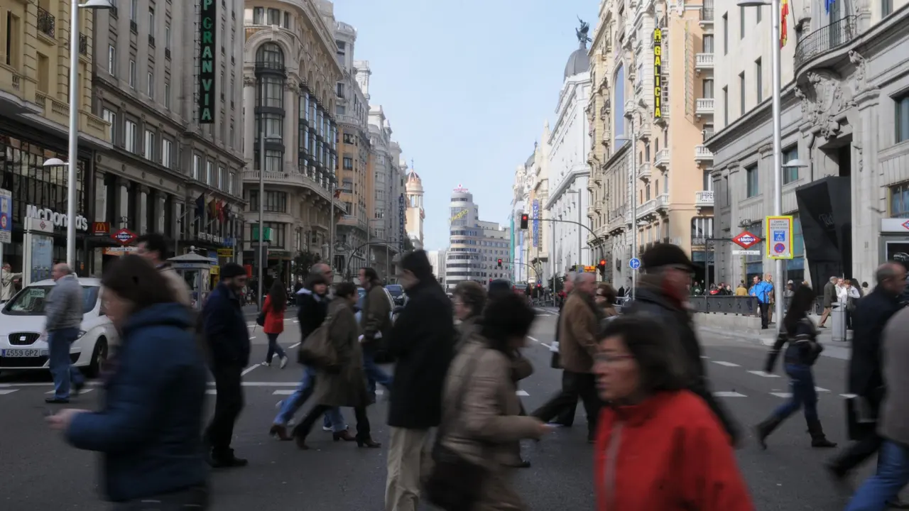 Personas caminando en Madrid. / RR. SS.