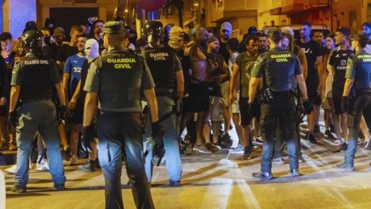 Guardia Civil intenta contener los disturbios en Torre Pacheco. / X.