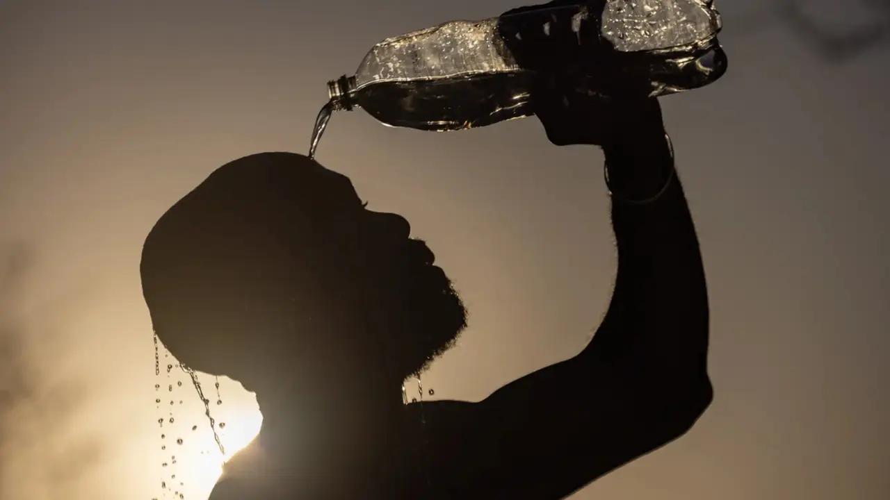 Un hombre con calor. / RR. SS.