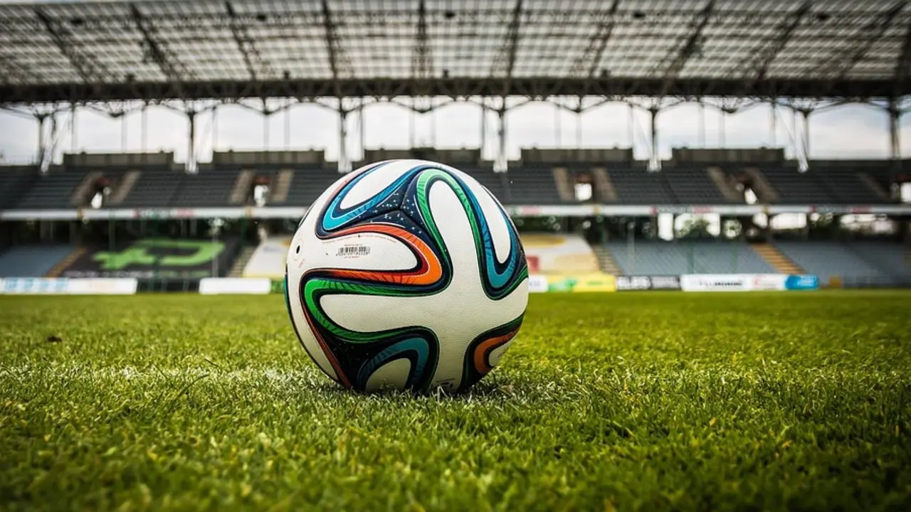 Imagen referencial de un bal&oacute;n de f&uacute;tbol profesional. /  Pixabay