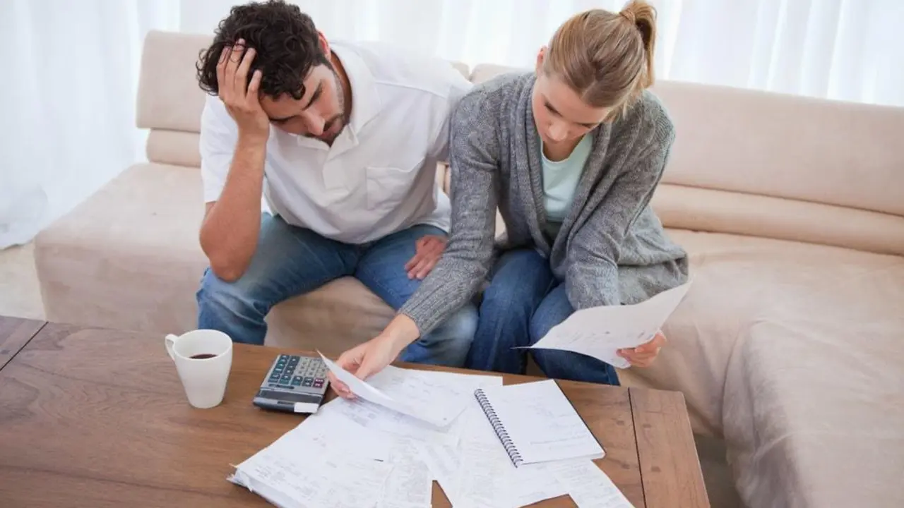 Una pareja revisando sus finanzas. / RR. SS.
