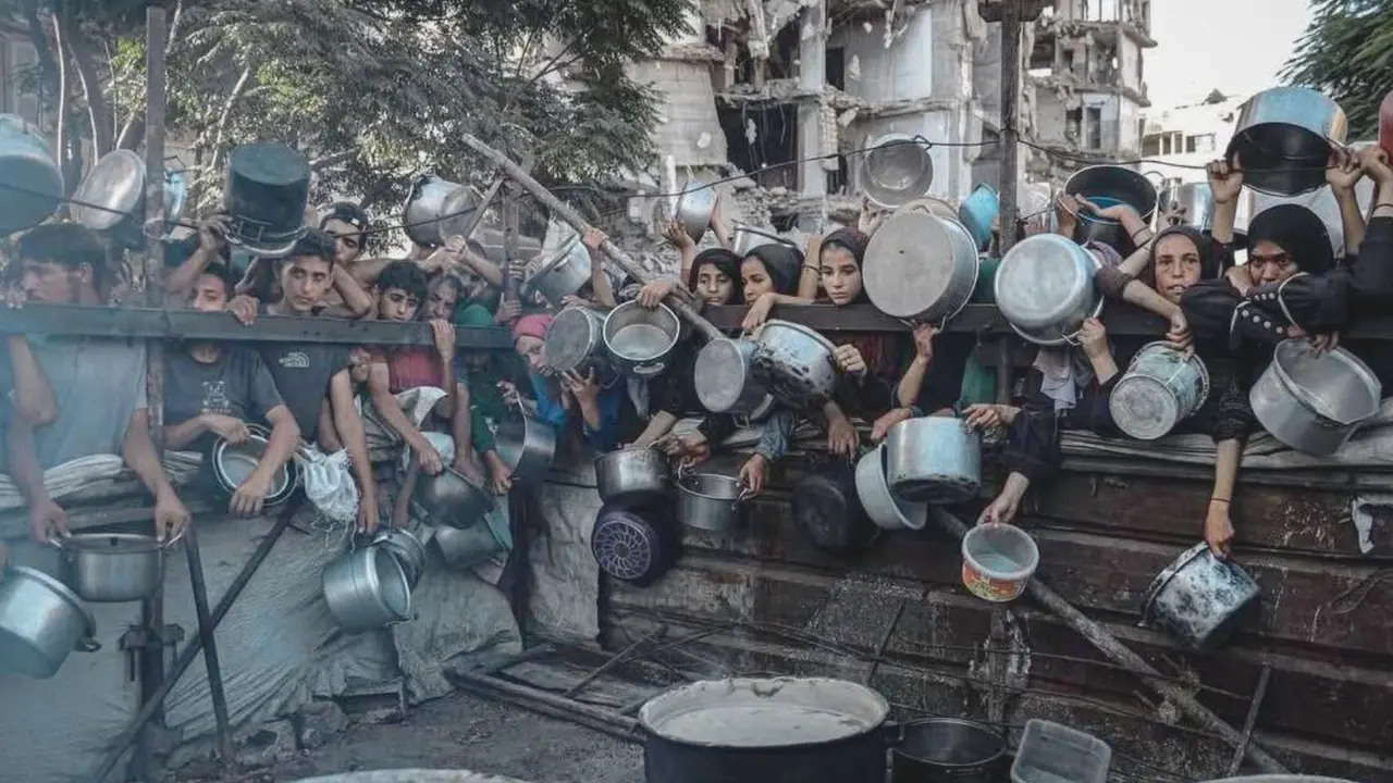 Personas esperando por recoger algo de comida en Gaza. / RR SS.