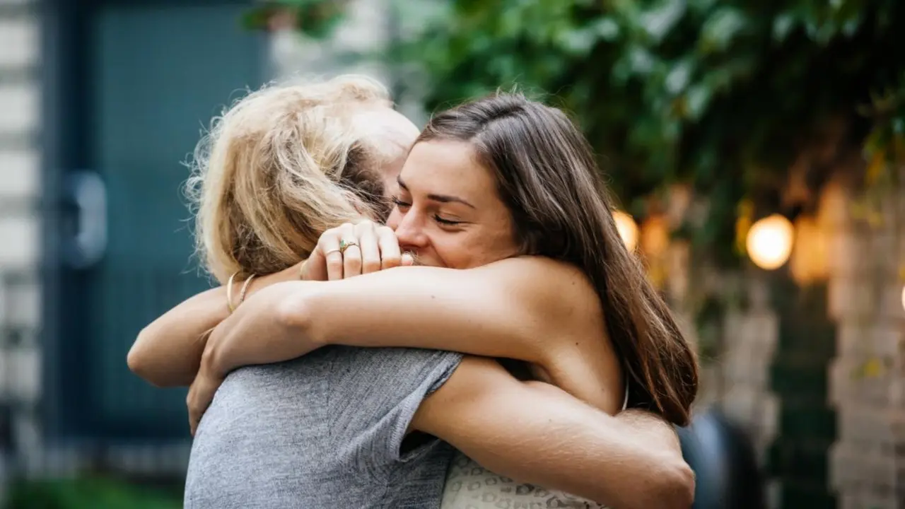 Un abrazo entre dos personas. / RR. SS.