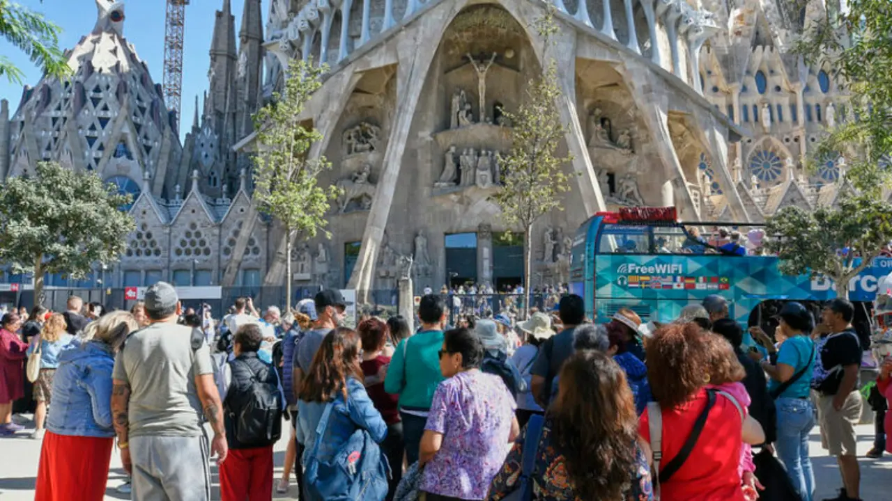Turistas frente a la Bas&iacute;lica la Sagrada Familia. / RR. SS.