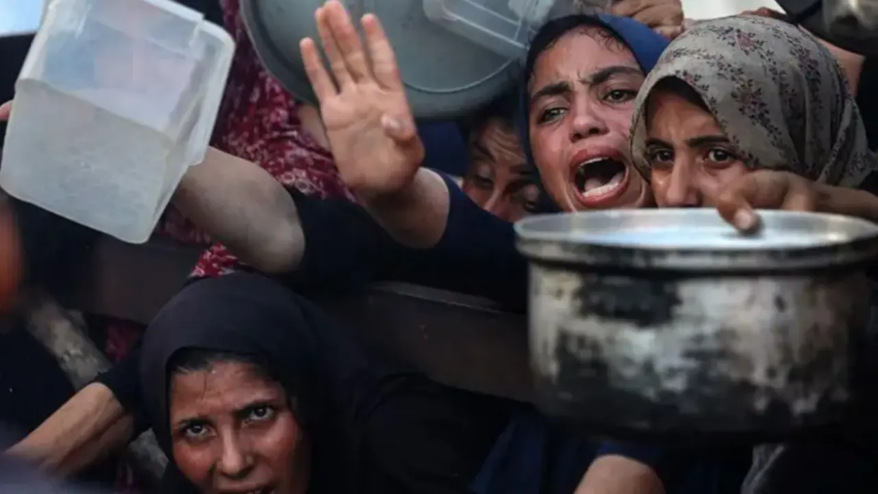 Un grupo de personas suplica por comida en Gaza. / Unicef