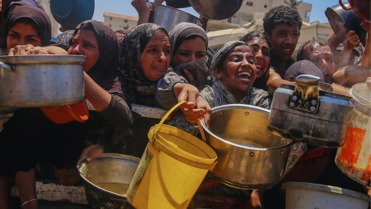 Gazat&iacute;es desesperados por comida. / @MuhammadSmiry.