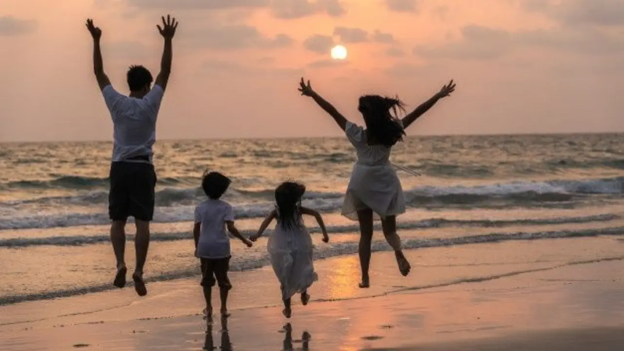 Unos padres con sus hijos en verano. / Pinterest.