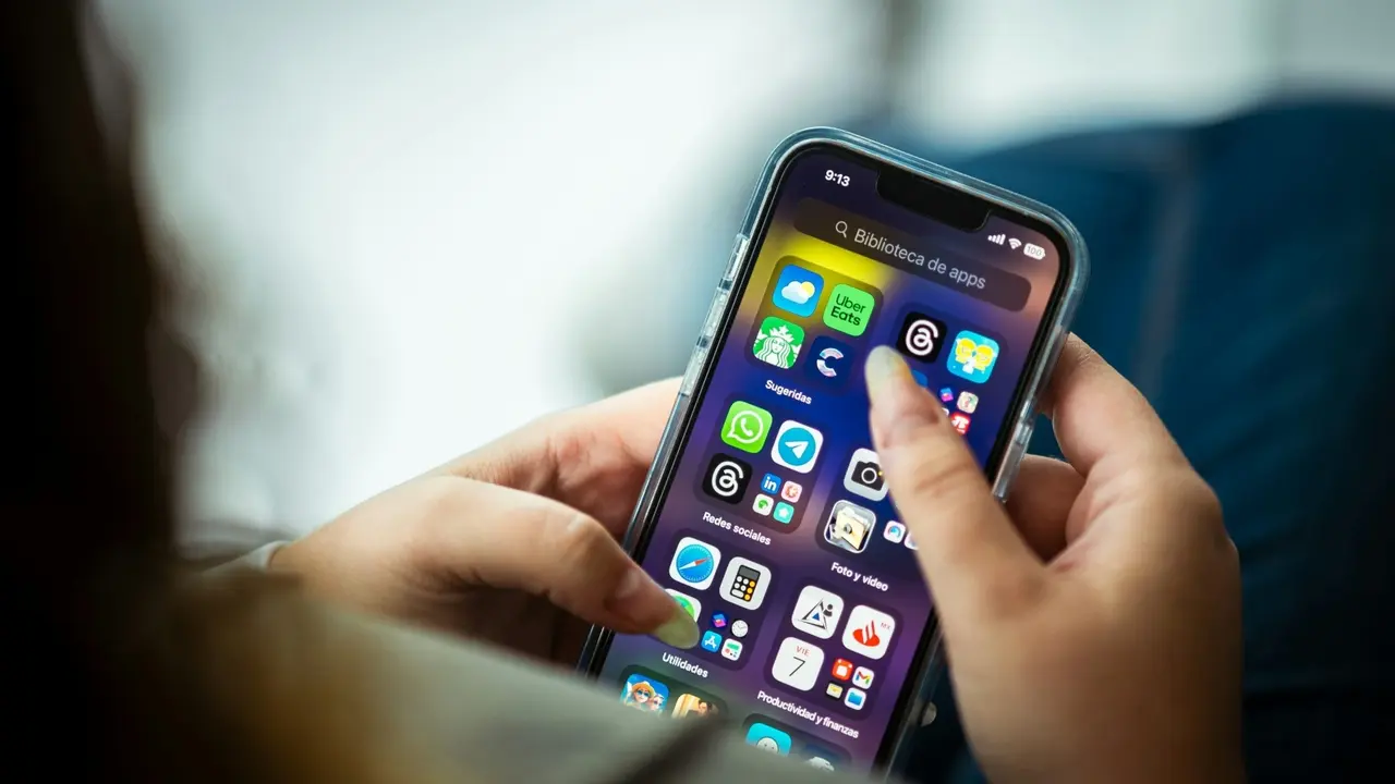 Un m&oacute;vil con varias apps. / Unsplash.