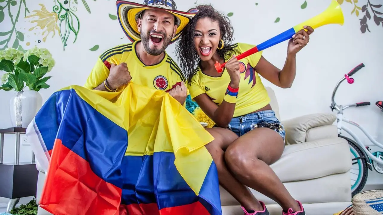 Una pareja celebra un gol de su equipo. / Pexels.