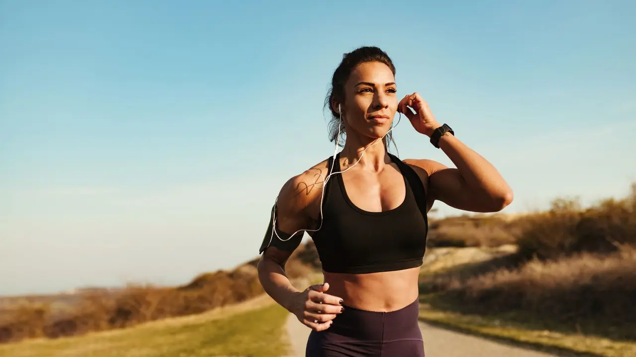 Una mujer corriendo por la ma&ntilde;ana. / Freepik.