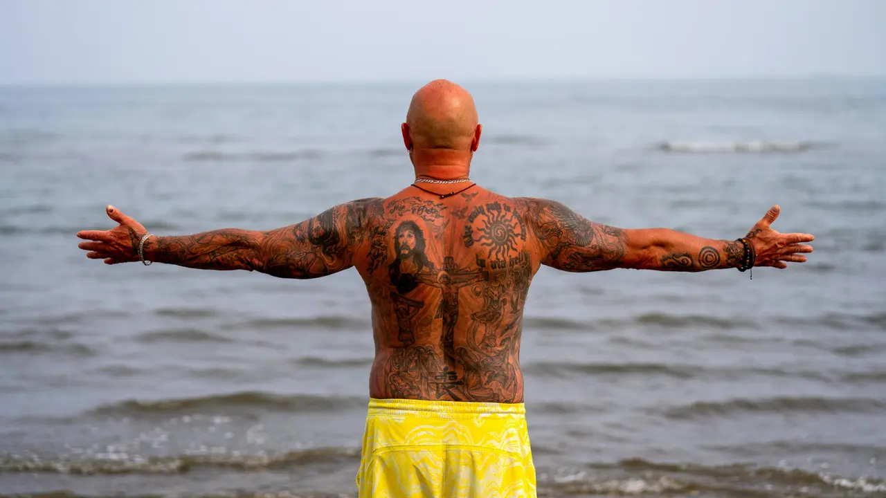 Un hombre con tatuajes. / Unsplash.