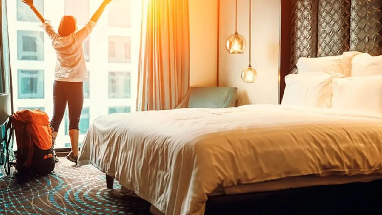 Una turista en un hotel. / RR. SS.