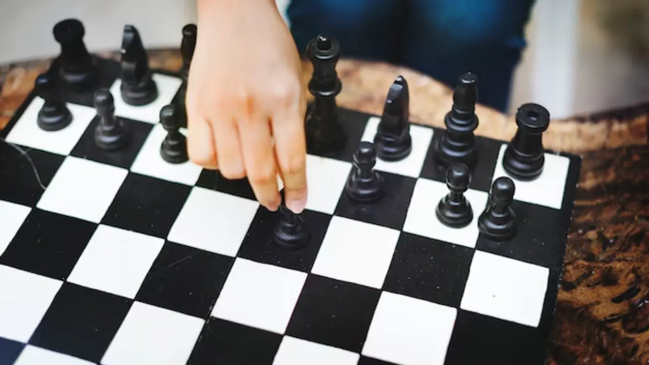 Una persona jugando ajedrez. / Freepik.