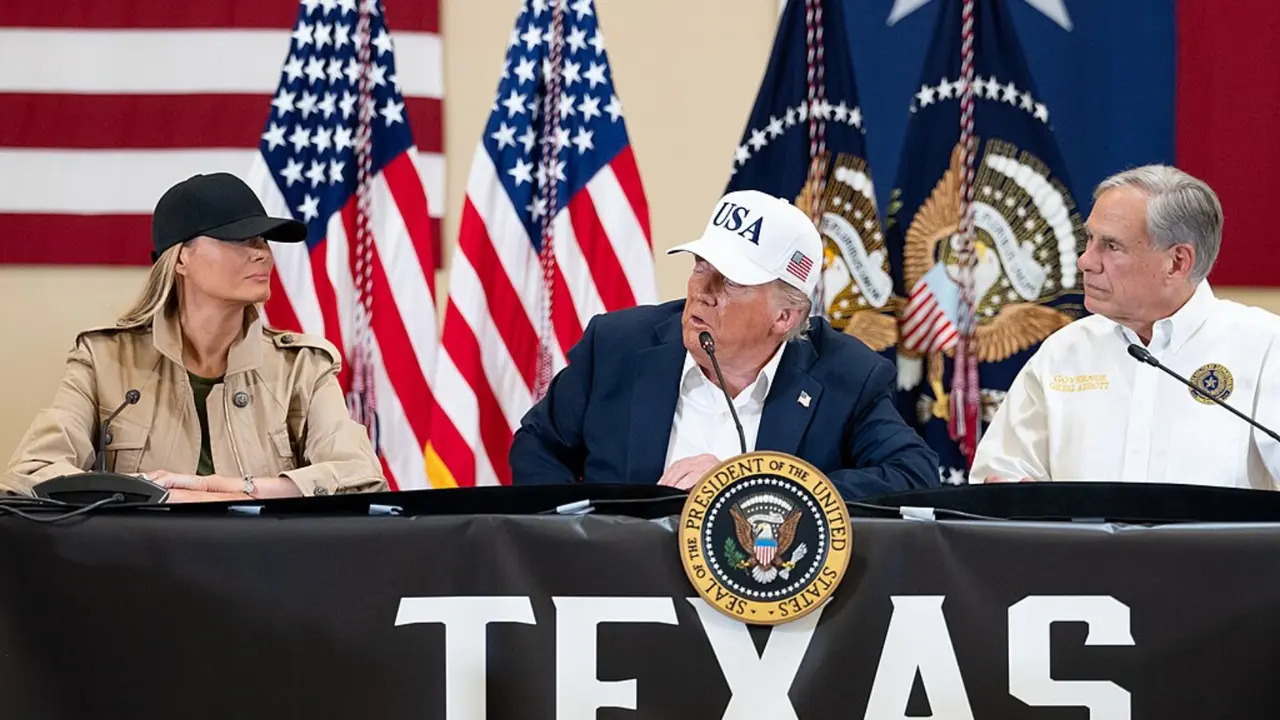 Melania Trump, primera dama, Donald Trump, presidente de EE UU y el gobernador de Texas, Greg Abbott. / White House