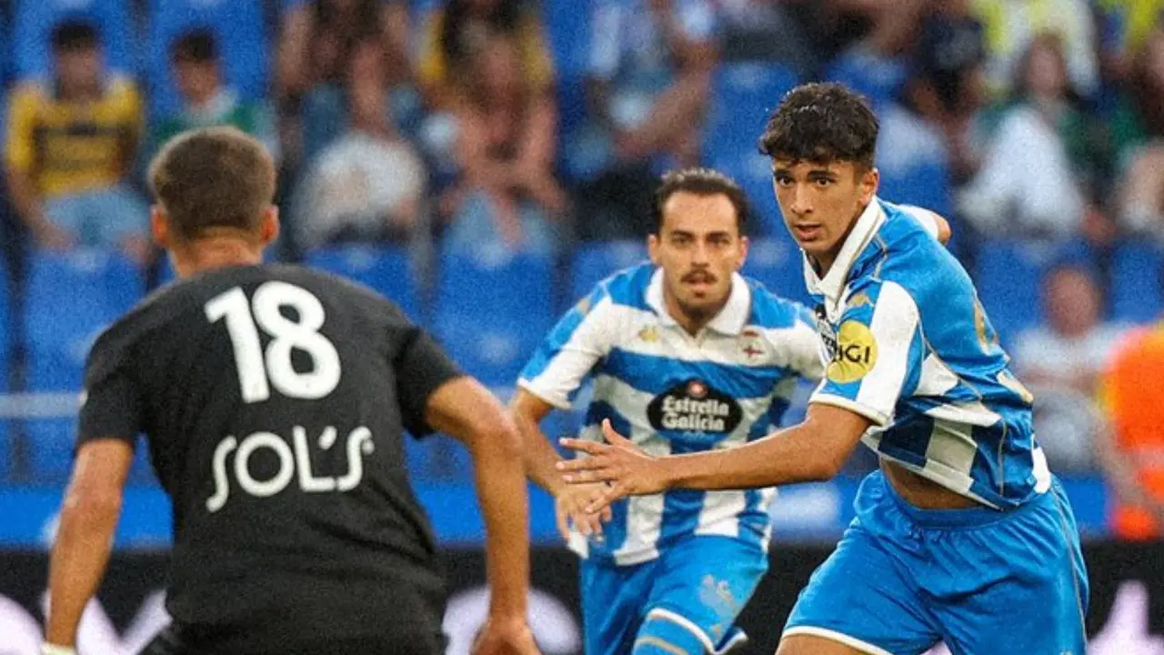 Una acci&oacute;n del partido entre el D&eacute;por y el Le Havre. /  @rcdeportivo