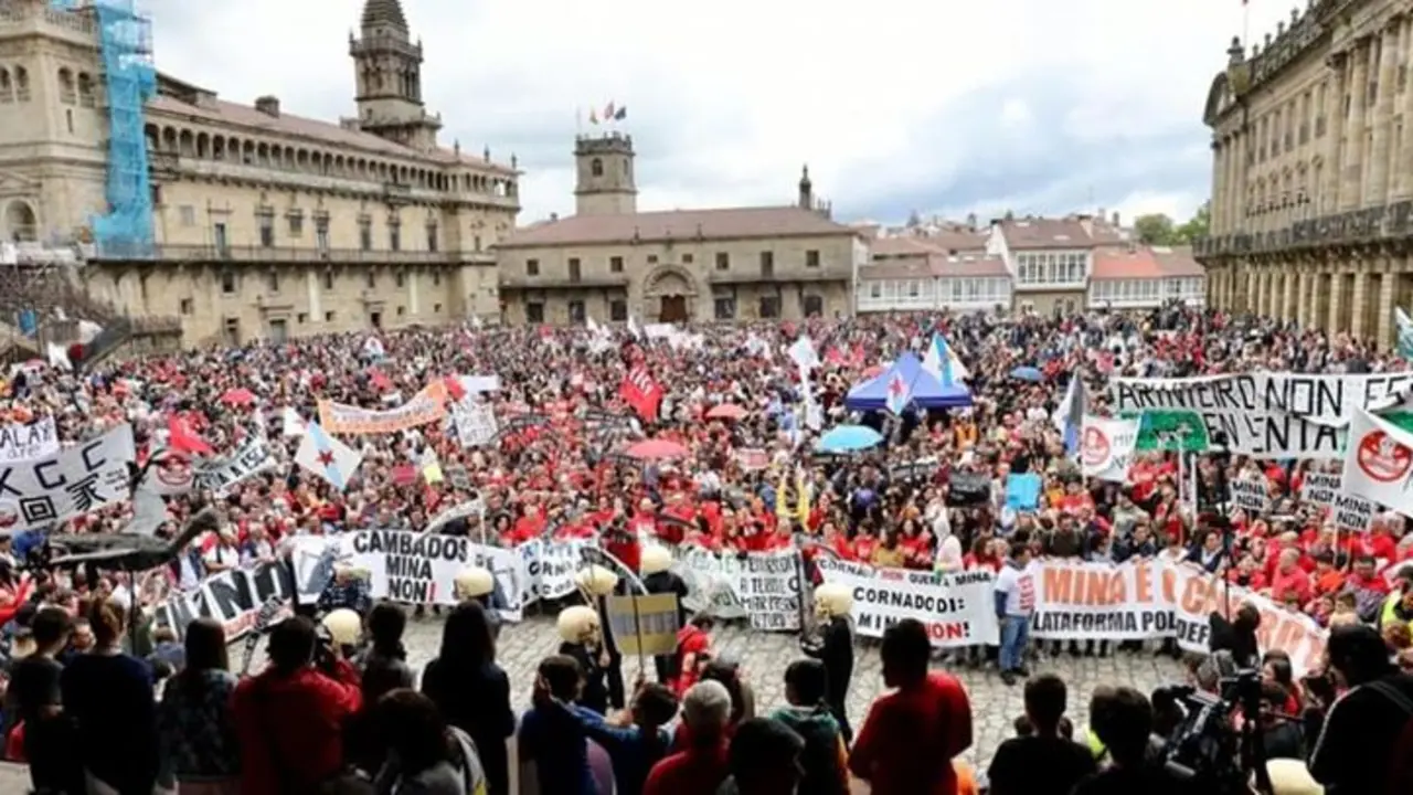 Una manifestación contra la mina de Touro. / Ecologistas en Acci&oacute;n