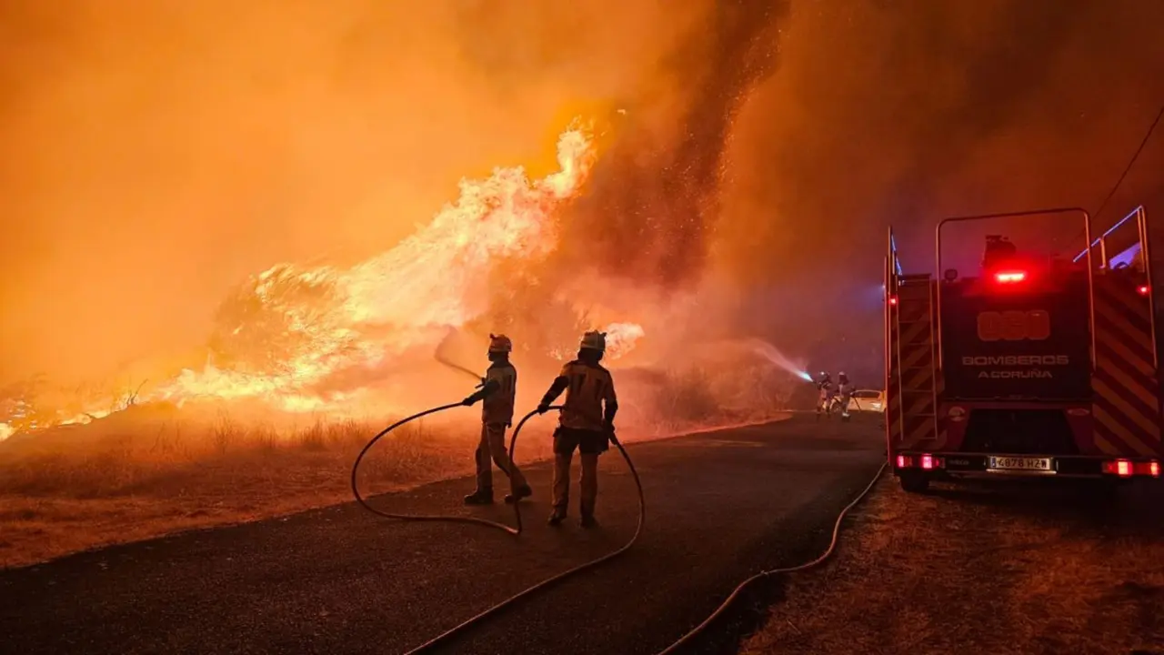 Bomberos luchan con el fuego en Ourense. / @BombeirosCoruna