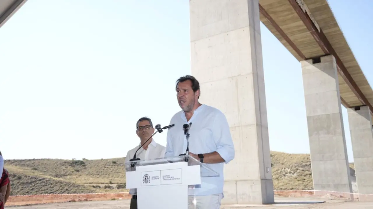 &Oacute;scar Puente, ministro de Transportes y F&eacute;lix Bola&ntilde;os, ministro de Presidencia y Justicia. / Ministerio de Transportes