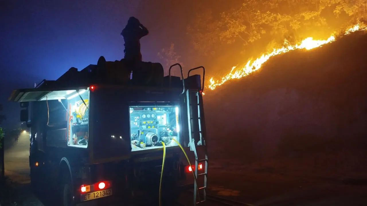 Cami&oacute;n de bomberos de la UME. / @UMEgob