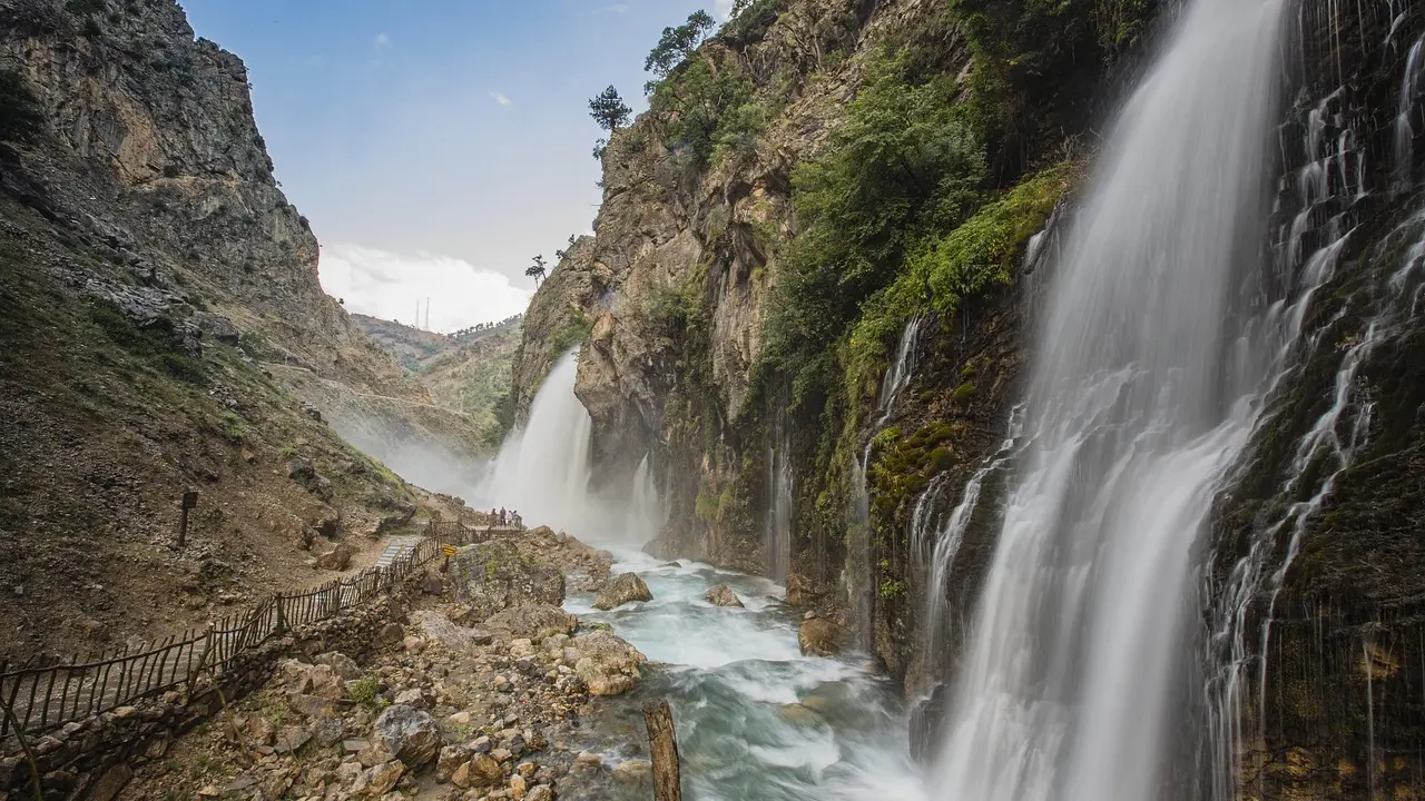 these-yahyal-waterfalls-5073464_1280
