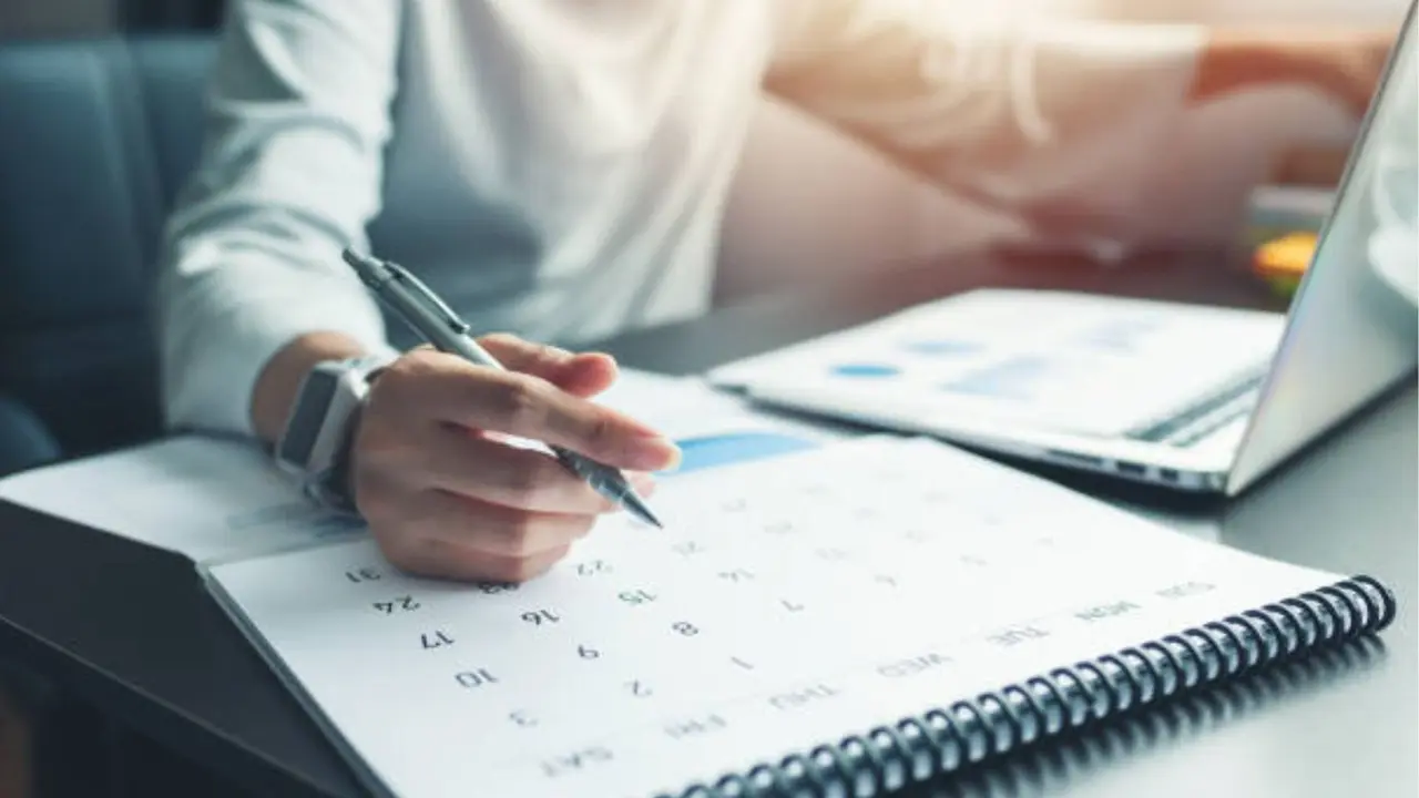 Una mujer con un calendario. / RR SS.