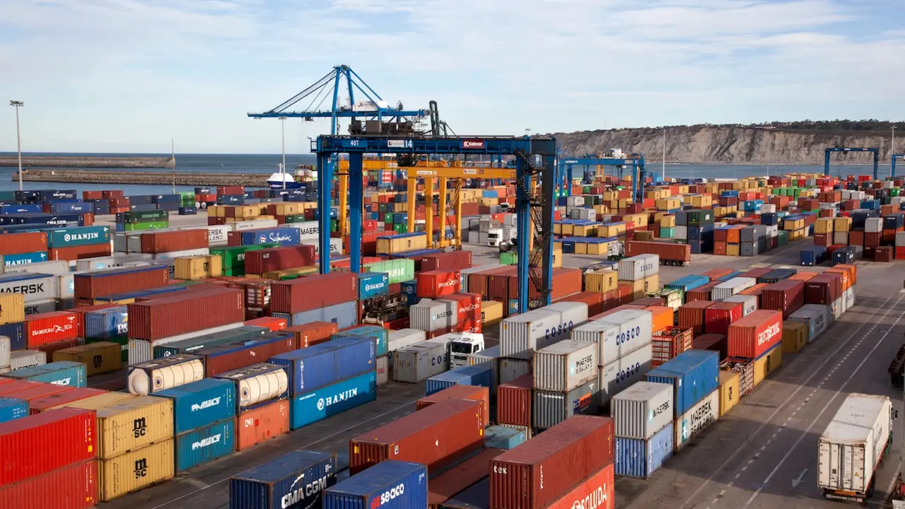 Contenedores en un puerto. / RR. SS.
