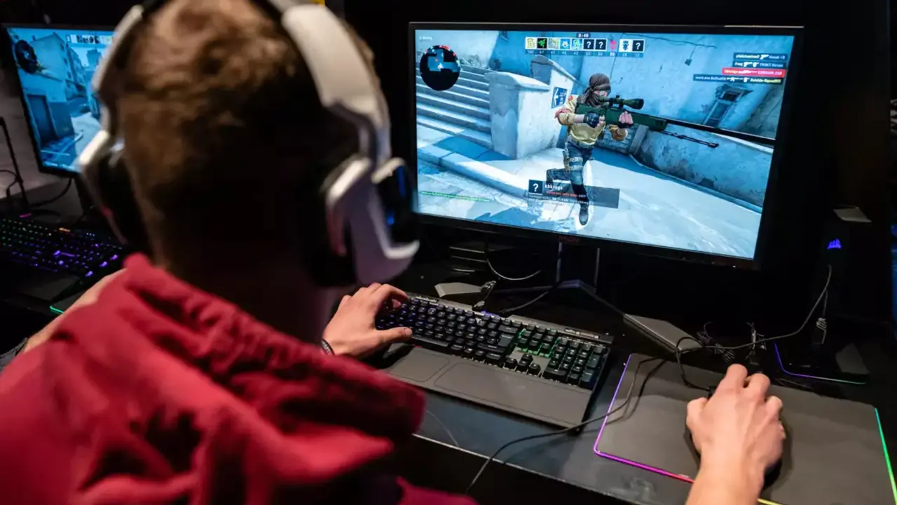 Un joven jugando en su computadora. / RR. SS.