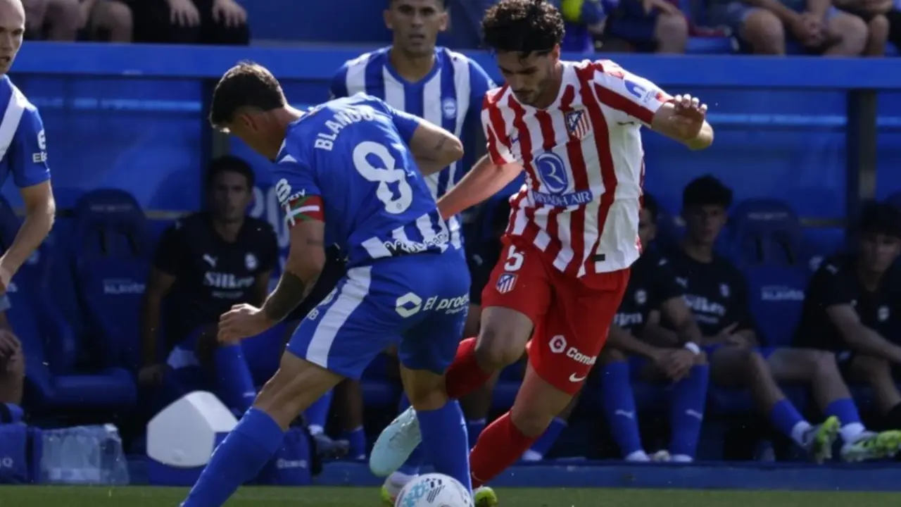Una imagen del partido entre el Alav&eacute;s y el Atl&eacute;tico. /   www.atleticodemadrid.com