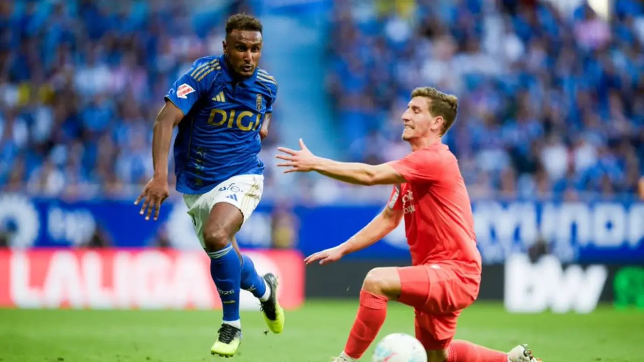 Una imagen del partido entre el Oviedo y la Real Sociedad. /  @realoviedo