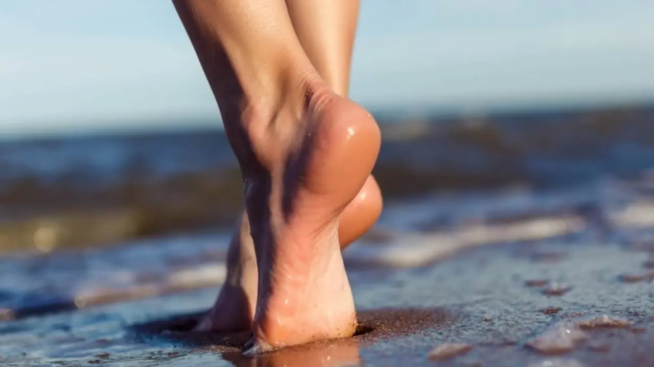 Pies en una playa. / RR. SS.