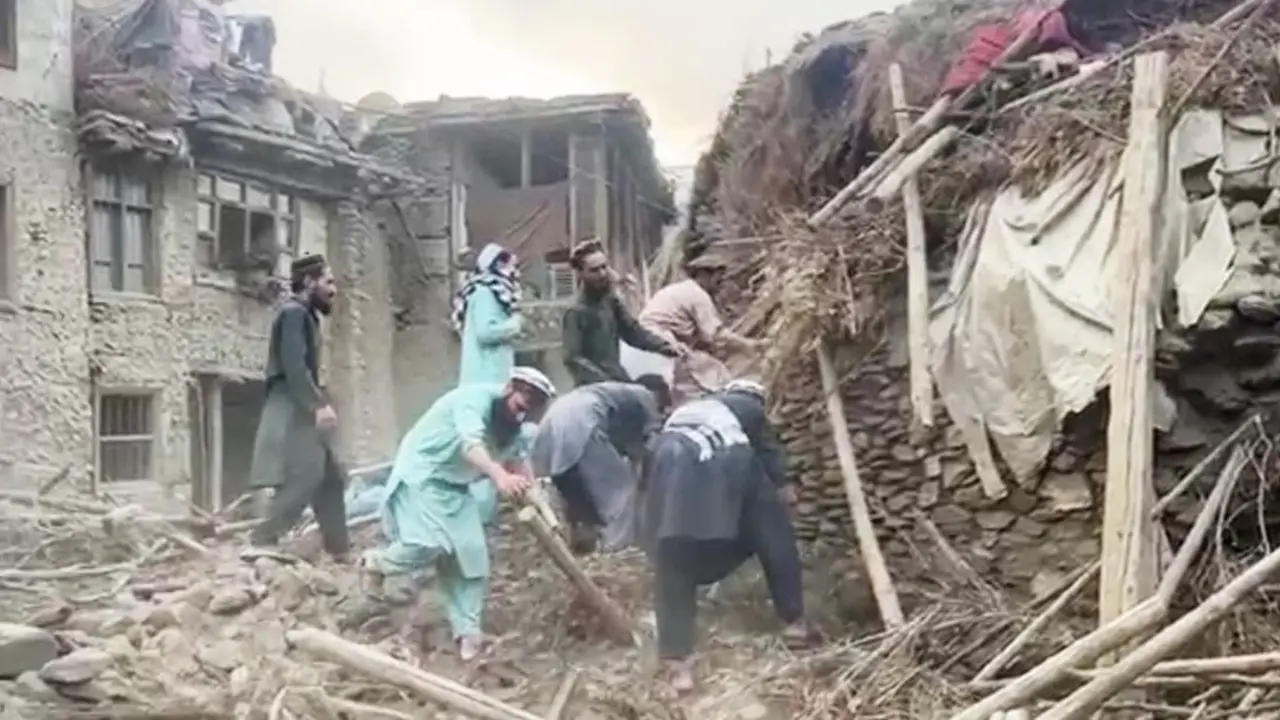 Labores de rescate en Afganist&aacute;n tras un terremoto. / RR.SS