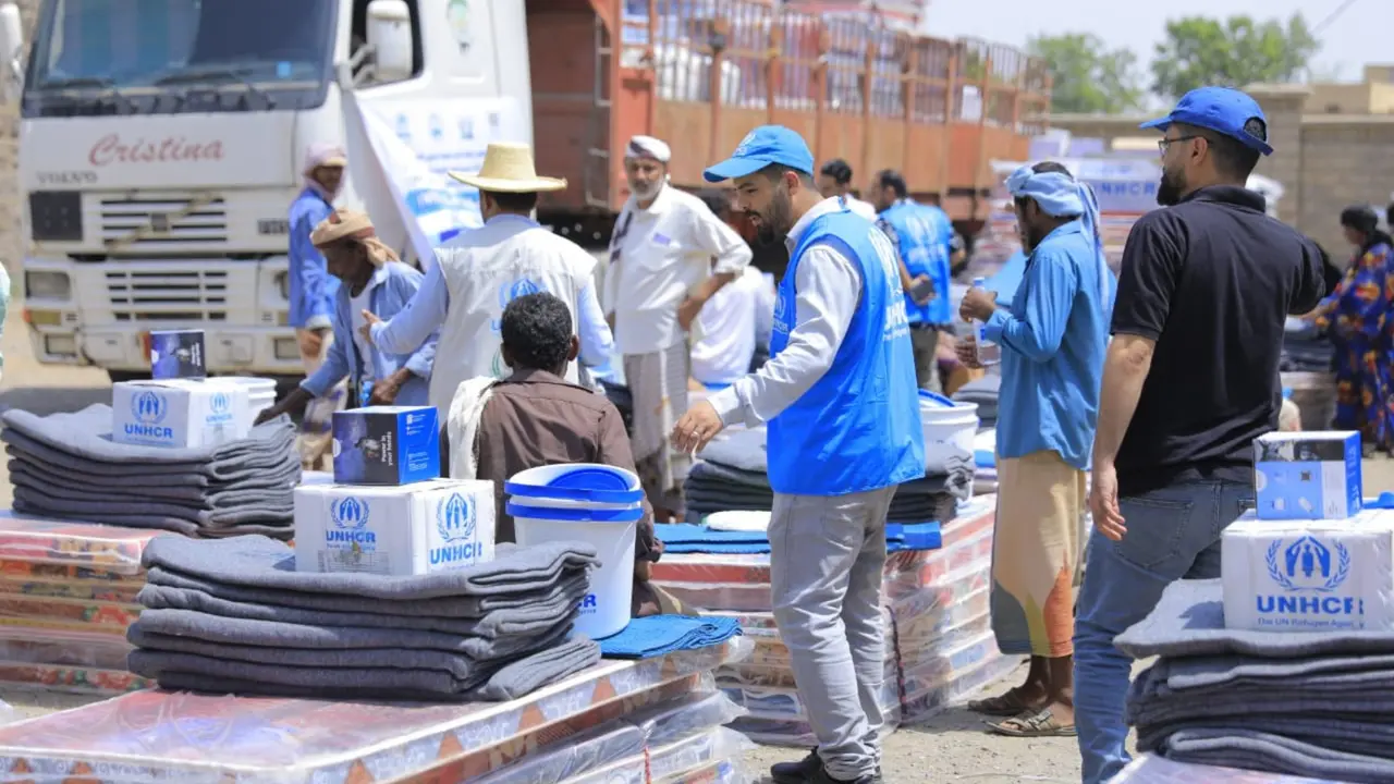 Trabajadores de ACNUR entregan ayuda humanitaria a los desplazados en Yemen. / UNHCR