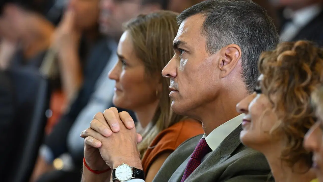 Sara Aagesen, ministra de Transici&oacute;n Ecol&oacute;gica; Pedro S&aacute;nchez y Mar&iacute;a Jes&uacute;s Montero, ministra de Hacienda. / La Moncloa