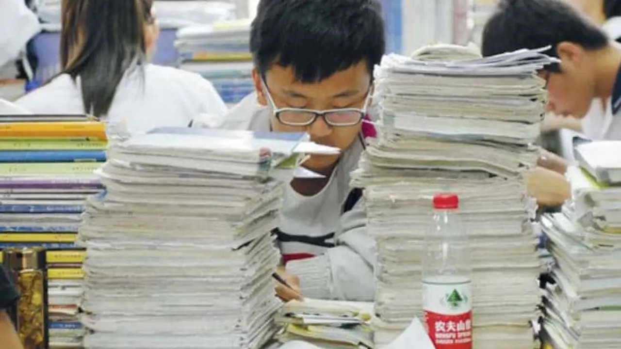 La equidad es la promesa central del Gaokao. En teor&iacute;a, da igual si eres rico o pobre, de la ciudad o del campo. Tu destino lo decide tu puntuaci&oacute;n. / RR SS.