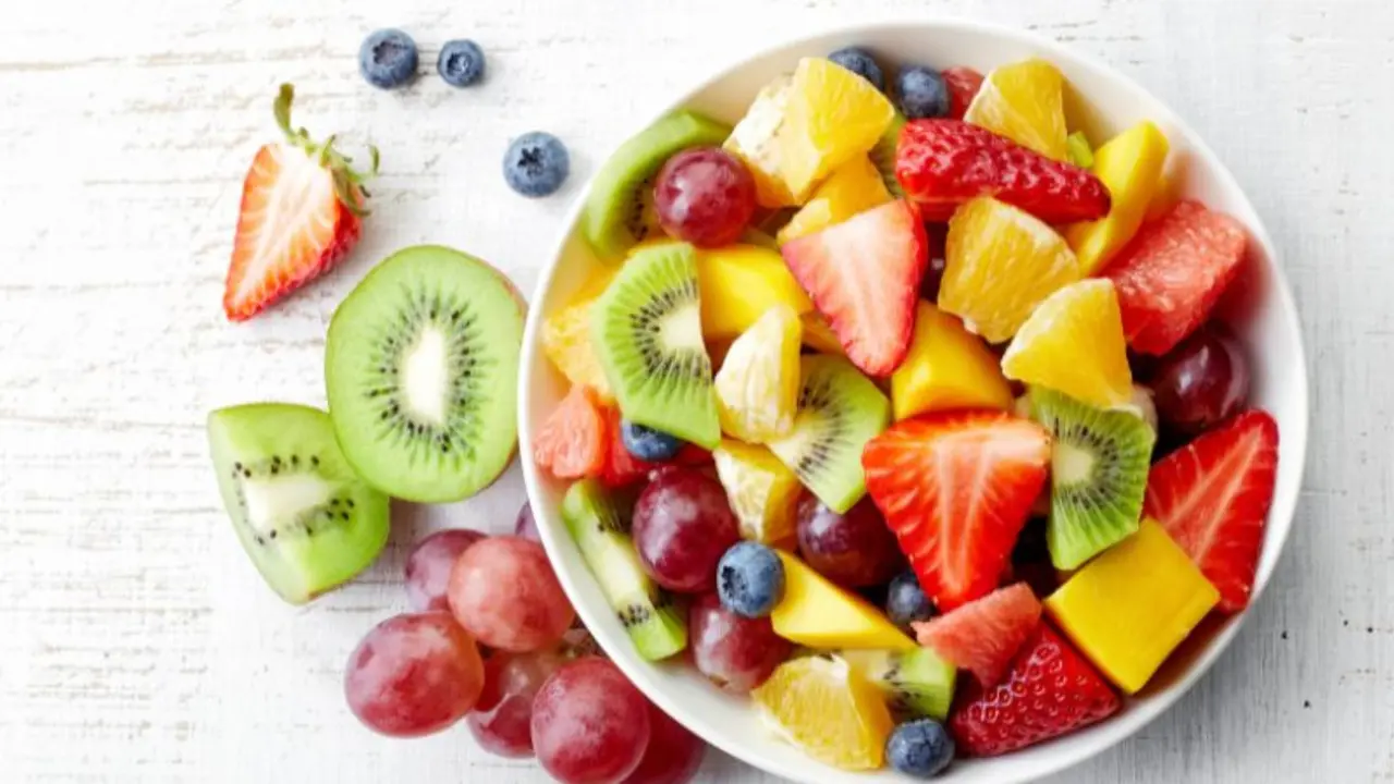 Un plato con frutas. / RR. SS.