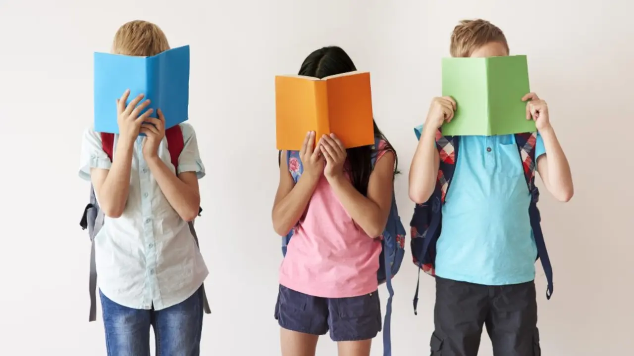 Ni&ntilde;os de vuelta al cole. / RR. SS.