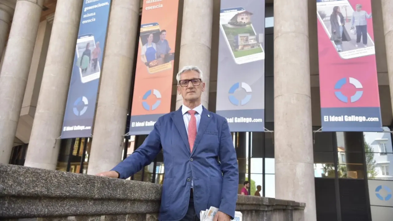 Andr&eacute;s R&iacute;os, a la entrada de la sede de El Ideal Gallego y DxT Campe&oacute;n en A Coru&ntilde;a. / Javier Albor&eacute;s en El Ideal Gallego