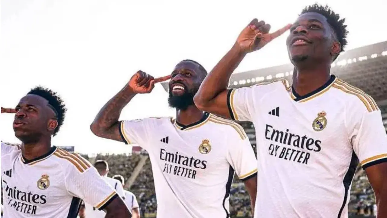 Vinicius, R&uuml;diger y Tchouam&eacute;ni&nbsp;celebrando un gol del Real Madrid. /  @aTchouam&eacute;ni