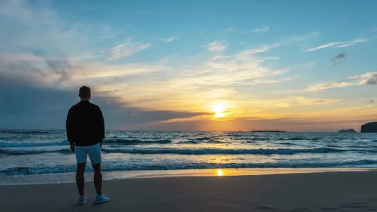 Un hombre en la playa. / Freepik.