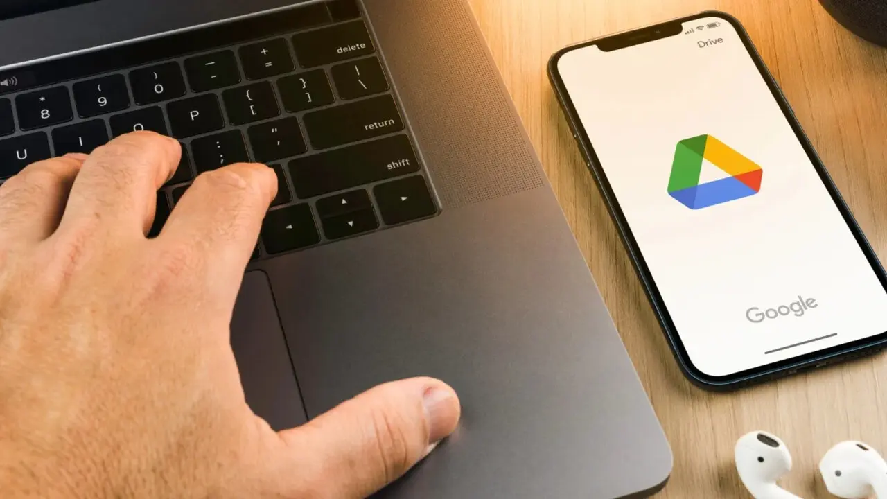 Un m&oacute;vil con Google Drive. / RR. SS.