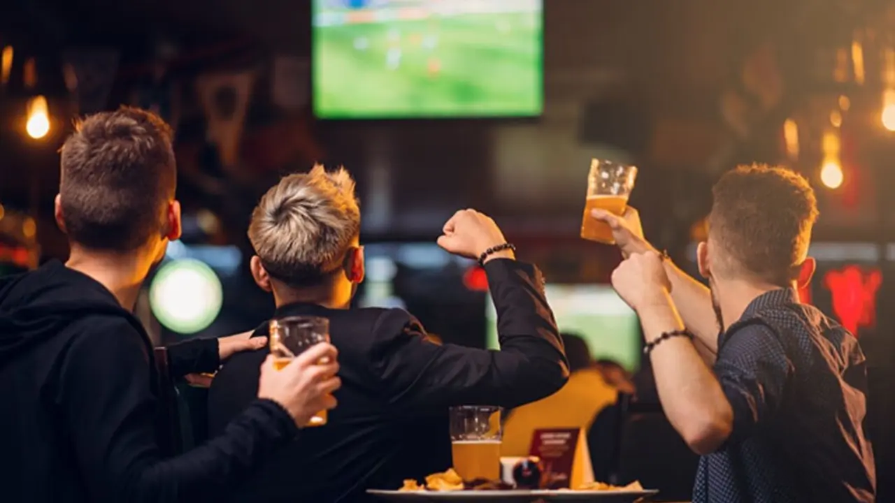 Un grupo de amigos viendo un partido. / RR. SS.