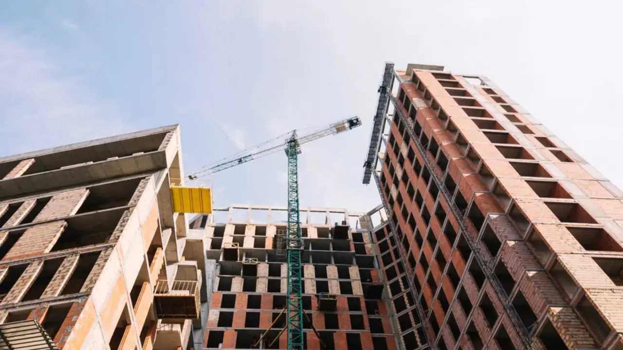 Construcci&oacute;n de un bloque de viviendas. / Freepik.