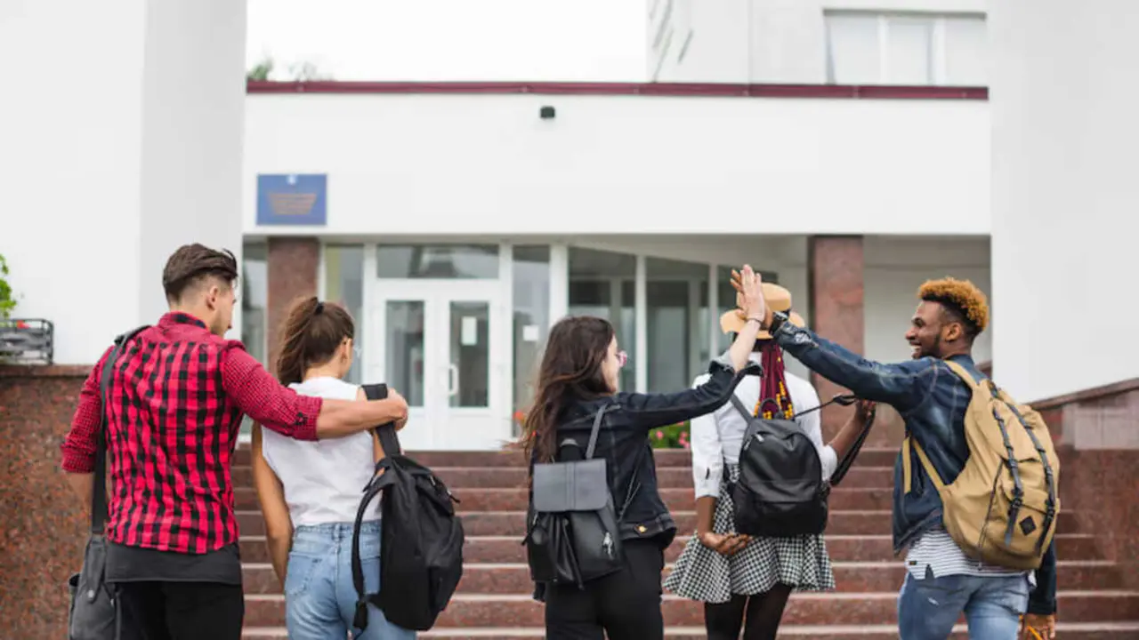 Estudiantes universitarios. / RR. SS.