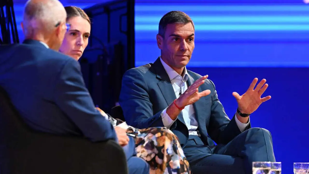 Pedro S&aacute;nchez y Jacinda Ardern, ex primera ministra de Nueva Zelanda en la Cumbre de Acci&oacute;n Para el Progreso Global en el Reino Unido. / La Moncloa
