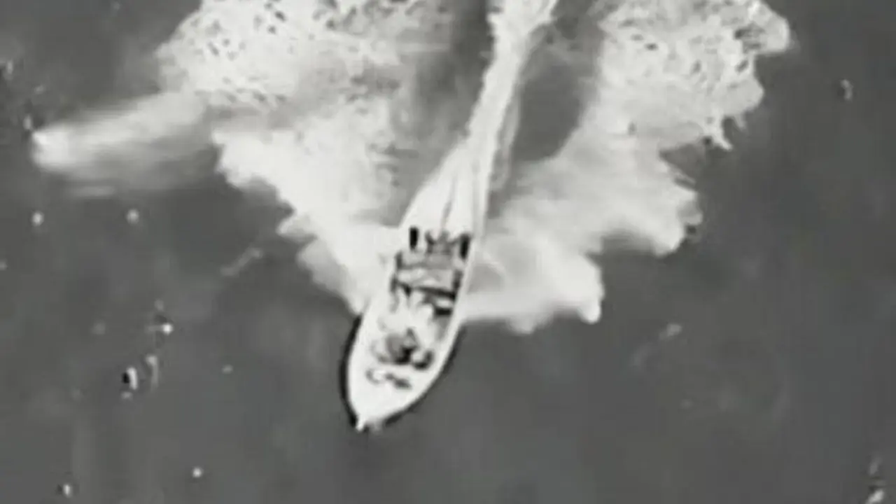 El presidente Donald Trump celebr&oacute; los ataques en Truth Social, compartiendo videos desclasificados de 30 segundos que muestran explosiones precisas desde drones o aviones. / RR SS.