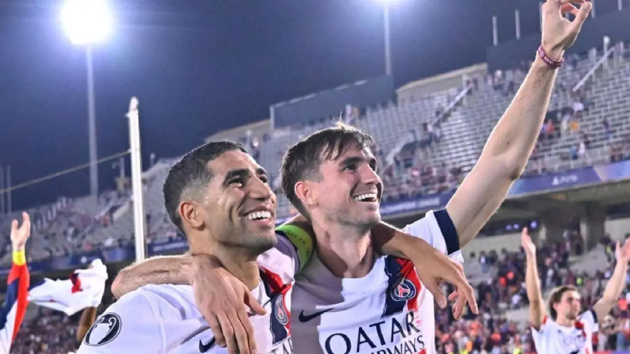 Los jugadores del PSG celebrando el triunfo a domicilio ante el Bar&ccedil;a. /   @psg_inside