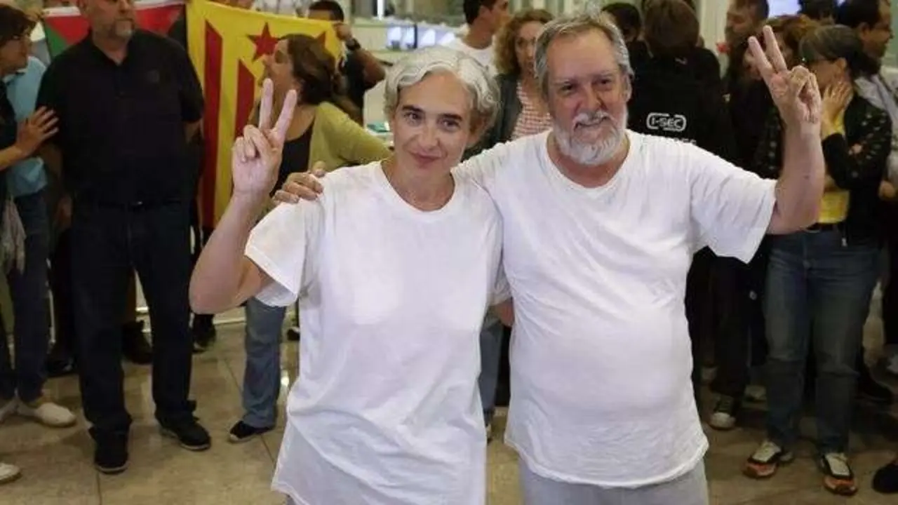 Ada Colau liberada ante la bandera independentista de Catalu&ntilde;a [640x480]