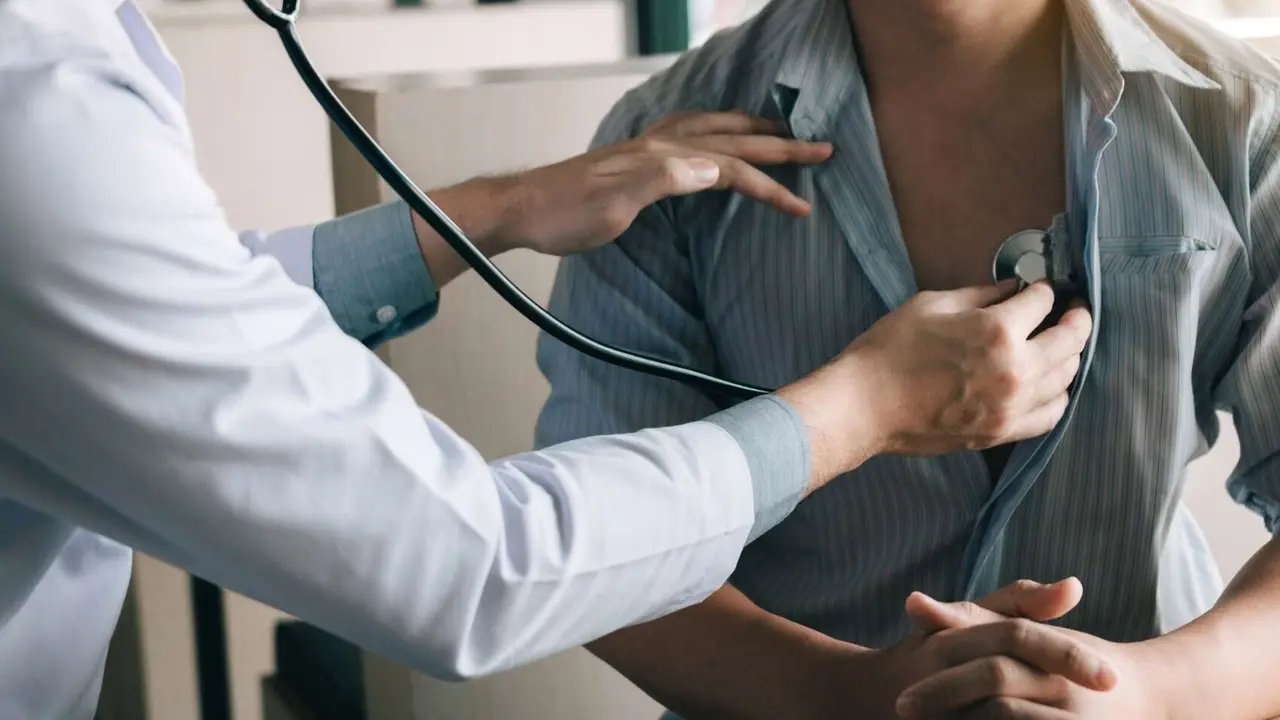 Un doctor con su paciente. / RR. SS.