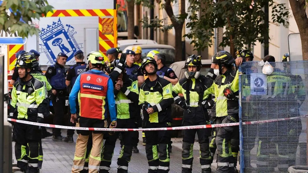 Bomberos trabajaron para rescatar a las personas y cuerpos atrapados tras el derrumbe del edificio en Madrid. / @IdiazAyuso.